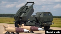 РСЗО HIMARS. Рядом – ракеты ATACMS