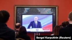 На официальных мероприятиях журналисты смотрят на Путина по телевизору