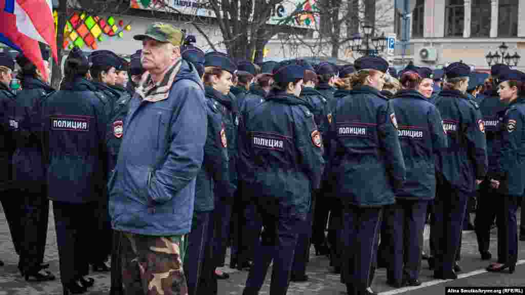 Полицейские на митинге так же в колонне