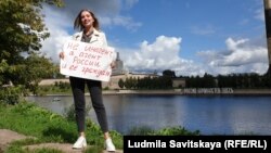 Ирина Милютина во время пикета в поддержку свободы СМИ в России. Псков, 22 августа 2021 года