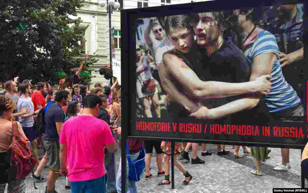 Победителем международного конкурса World Press Photo в 2015 году стал датский фотограф Мадс Ниссен. Награжден был его портрет двух петербургских геев, занимающихся любовью. Цикл фоторабот Ниссена о гомофобии в России размещен на стендах на одной из центральных улиц Праги, по которой шли участники прайда. На этом снимке - нападение гомофобов на участников акции ЛГБТ-активистов в Петербурге