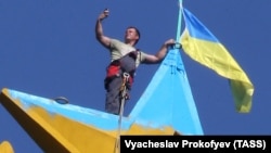 Флаг Украины на высотном здании в Москве. 20.08.2014