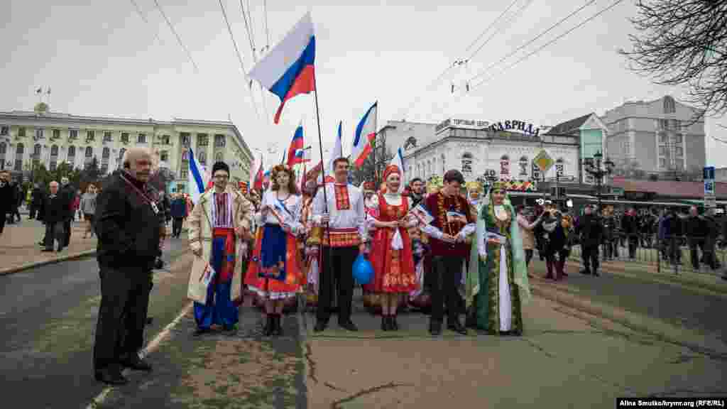 Колонна перед началом шествия