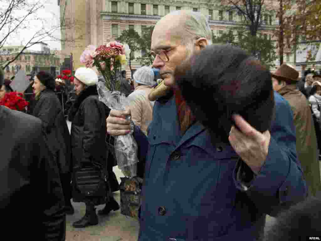 Траурный митинг у Соловецкого камня на Лубянке в день политзаключенного.