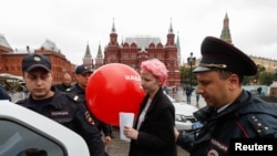 Полицейские проверяют документы у активистов, поддерживающих Алексея Навального