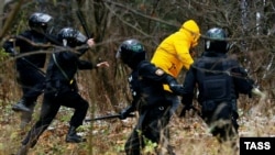 Милиция пытается задержать участника протестной акции в сквере в центре Минска 