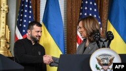 Вице-президент США Камала Харрис (справа) и президент Украины Владимир Зеленский пожимают друг другу руки на совместном брифинге после разговора в Белом доме, США, 26 сентября 2024 года