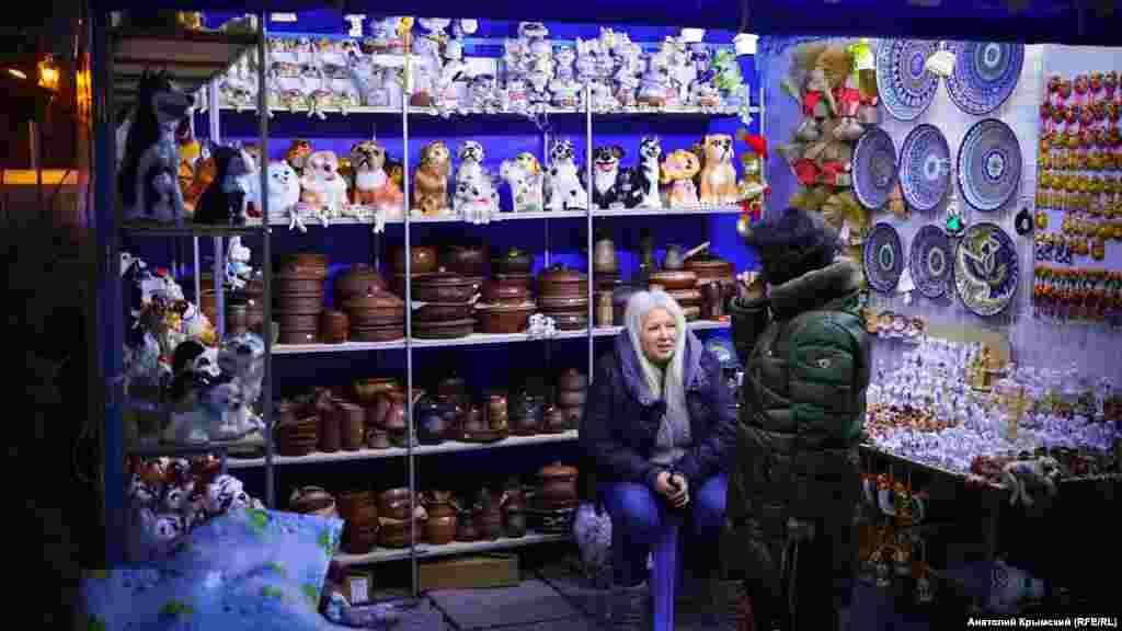 На городской ярмарке торгуют глиняными фигурками собак &ndash; символом 2018 года по восточному календарю