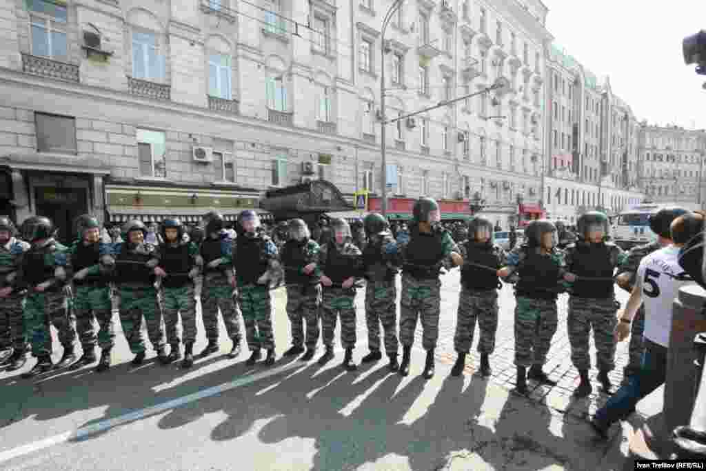 ОМОН разворачивается цепью поперек всего бульвара