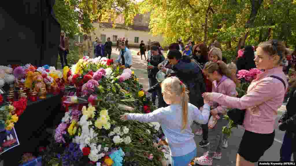 Второй день после трагедии, 18 октября 2018 года. Люди организовали импровизированную стену памяти на улице Войкова, где находится учебное заведение. Там выросла гора цветов и зажглись лампадки. Как город оправлялся после шока на второй день после трагедии, смотрите здесь&nbsp; &nbsp;